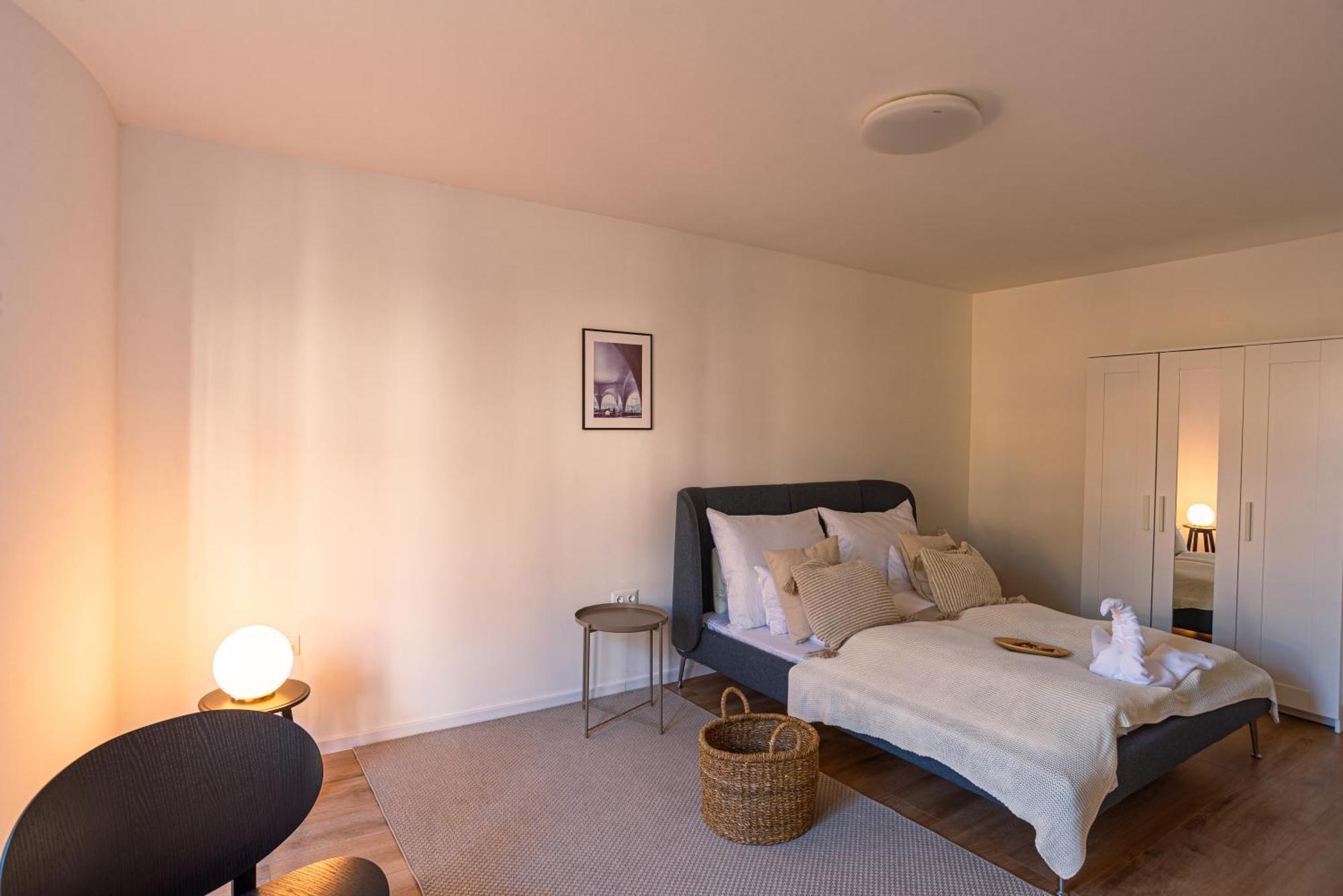 Deluxe Swan Stone Castle Apartment — Photos 2