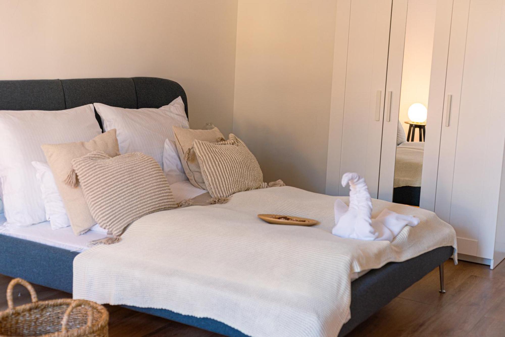 Deluxe Swan Stone Castle Apartment — Photos 3